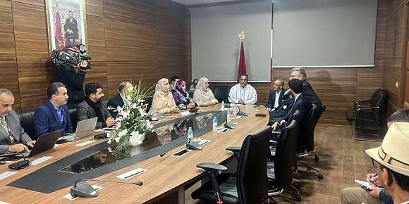 الوفد الدبلوماسي البريطاني لي كيزور العيون مشى لمقر الجهة وخذا فكرة على تنمية أقاليمنا الصحراوية
