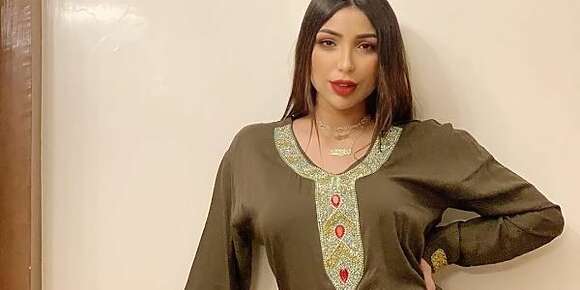 قدّما كان الفنان قاري قدّما غاتلقاه بعيد على المشاكل، دنيا بطمة فحال بزّاف ديال المغنيين المغاربة ناقصاهم القراية ! كاتلقاه عندو الموهبة و شي صوت خطير يستاهل يسيني كونطرا مع صوني و لا روتانا و لكن للأسف هوا ماقاريش و لونتوراج ديالو ماقاريش اكثر منّو و فاش كايتخلطو الفلوس و الشهرة مع الجهل كاتصنع كوكطيل مولوطوڤ يقدر يتفرگع فأي لحظة ! هادي قصة باطمة بكل بساطة