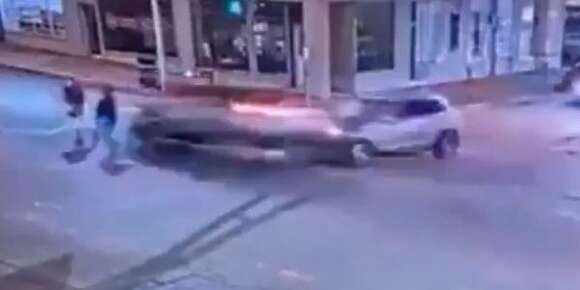 كان غادي بسرعة ديال الحماق.. سائق متهور سحق مراة وبنتها وسط شارع فميريكان- فيديو