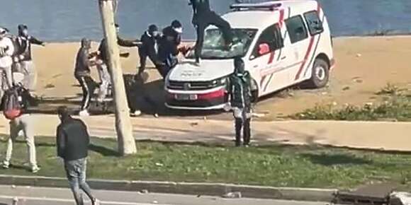 محسوبين على الخضرا تعداو على البوليس فتطوان وهرسو الطوموبيلات – فيديو