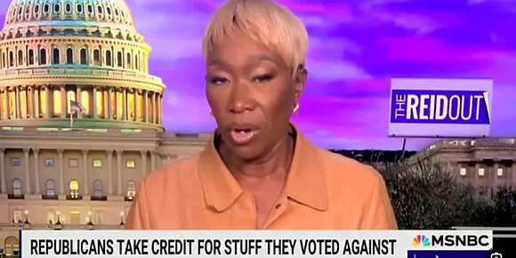 مذيعة “MSNBC” تحطات فموقف خايب.. نسات الميكروفون محلول وتسمعات وهي كتعاير بايدن بكلمة خايبة