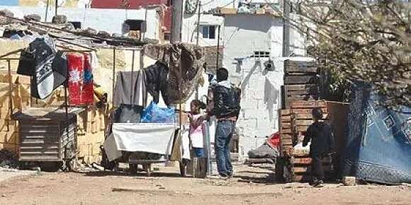 يقدر غدا المغرب يوليو فيه سبيطارات مجهزَين و الرونديڤوات قراب و يتحل مشكل التعليم و التران يوصل حتى لأگادير و لكن مادام مازال تقدر دوز من حدا شي عمارة و يبانو ليك الگراصن ديال مول الدار منشورين فالشراجم و الكواش كايتشمشو و البالكونات عامرين ببانيو مثقوب و شي كوكوط ماعندهاش الودنين! راه كي والو ! حيت كايبقاو الكاريانات غي هوما كاريانات عمودية ماشي أفقية !