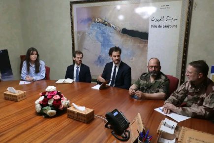 بالصور..دبلوماسيون وعسكريون فرنسيون في جولة استطلاعية لمدينة العيون 10 1711516204995