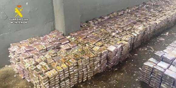 4 طن و400 كيلو دالحشيش “المغربي” تهربات ف 2 رموكات من طنجة المتوسط وتحجزات ف ميناء موتريل و2 شوافرية مغاربة تشدو