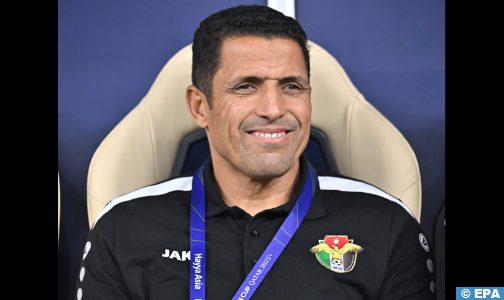 العاهل الاردني يوشح منتخب النشامى بقيادة الاطار المغربي الحسين عموتة بميدالية اليوبيل الفضي