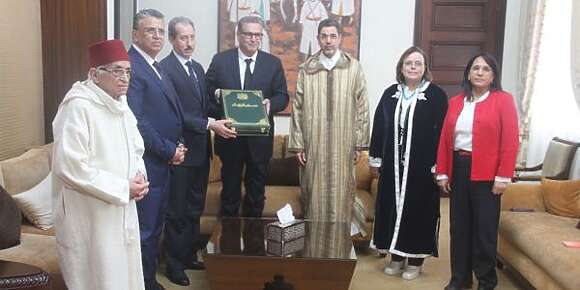 رئيس الحكومة تسلم مقترحات الهيئة المكلفة بمراجعة مدونة الأسرة باش يعطيها لسيدنا – فيديوهات