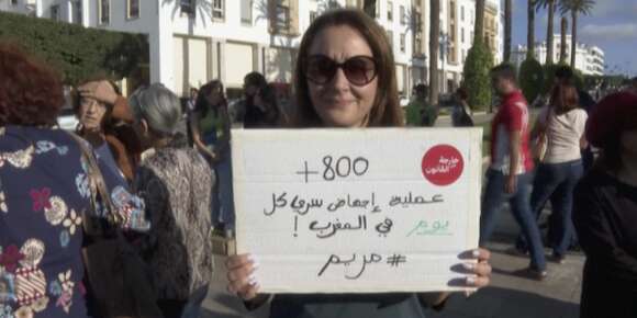 فرانسا حطات الحرية دالإجهاض فالدستور ديالها باش تحمي العيالات وحنا عندنا كاتلقاه ماكايحيض ماكايبيض ما كيتوجع باش يولد وماكايرضّع وهاكاك كايحل فمّو باش يقولينا بلي الحق فالإجهاض ماخاصّوش يكون! واش نتا سوقك بعدا؟ سير دخل سوق راسك يا هاد بوقال!