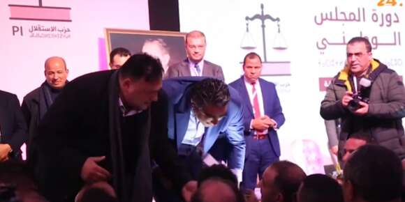 ما يثير في حزب الاستقلال! تهجم الكلاب على مقره المركزي. وتطير فيه الصحون و الهراوات. ويصفع الاستقلالي أخاه الاستقلالي. ويتأخر مؤتمره. لكنه في كل مرة يفوز في الانتخابات