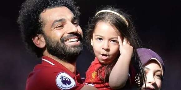 محمد صلاح بان مع بناتو فاشهار جديد.. والمصريين حاقدين عليه -فيديو