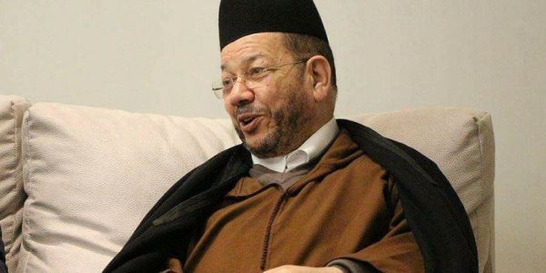 وا بنحمزة وا باراكا ماطلق فالسلوگيات على عباد الله، قاليك رونالدو ماتجوجش بجورجينا باش اذا تفارقو ماتاخدش ليه الثروة ديالو! راه واخا مامجوجينش اذا تفارقو حسب القانون الأوروبي جورجينا غاتاخد لرونالدو 350 مليون أورو! حيت فأوروبا كايشوفو المرا شريكة فبناء الثروة ديال الراجل ماشي خدّامة عندو نهار يتفارق معاها يلوحها للزنقة