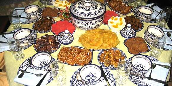 يا عباد الله..احذروا من الحشوة في رمضان! إنها في عقل المغربي. وفي رأسه المحشو بالشعرية الصينية. وفي بطنه. وفي المخيمرات. وفي الشوسون. وفي الملحد. وفي كل مكان