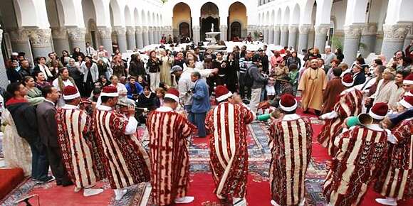 المُكَدُّون ينتعشون في مهرجان فاس للثقافة الصوفية! أموال تخرج من حقائب النساء وتذهب إلى جيوب أحباب الله المجاذيب