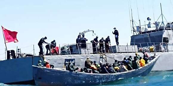 لامارين رويال نقذات 12 حراك من الغرق فسواحل العيون
