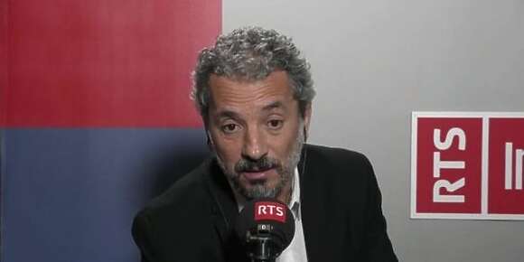 نظام العسكر طرد صحافي “جون أفريك” الجزائري لفرنسا وها روايتو على ساعات الجحيم اللي دوز فالمطار
