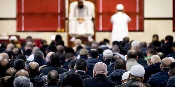 علاش مكاينش أئمة كيهربوا لأفغانستان أو الصومال أو إيران أو اليمن علاش كيهربوا غير لفرنسا وأوروبا العلمانية فاش كيكونوا هنا كيسبوا فرانسا ويعتابروها عدوة الإسلام والحجاب وفاش كيمشيو ليها مكيسخاوش يرجعو