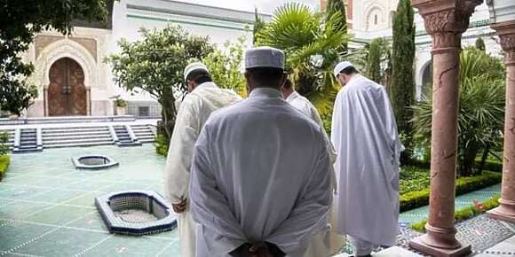 لماذا لم يقاوم الأئمة المغاربة الانحلال في بلاد الكفر؟! هروب إلى الفجور والعري والانحلال وفساد الأخلاق
