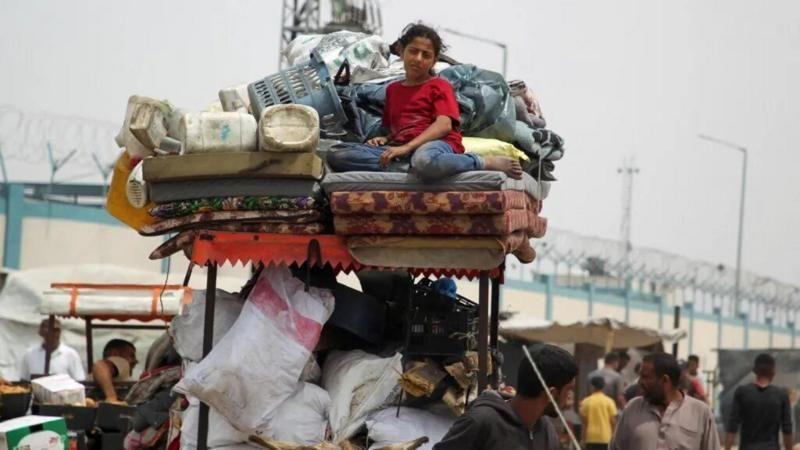 نازحون فلسطينيون يفرون من رفح