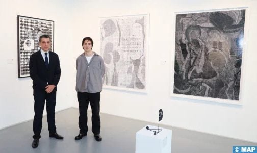 الرباط .. الفنان كامل بوزوبع-جريفيل يقدم ضمن معرض “الأيام تطول” مجموعة من الرسومات والمنحوتات أحادية اللون
