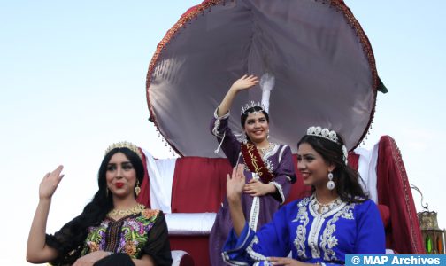 صفرو .. استعراض موكب ملكة “حب الملوك” ووصيفاتها وسط حضور غفير