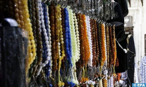 هدايا الحج.. تذكارات صغيرة تؤرخ للرحلة الروحية الكبرى
