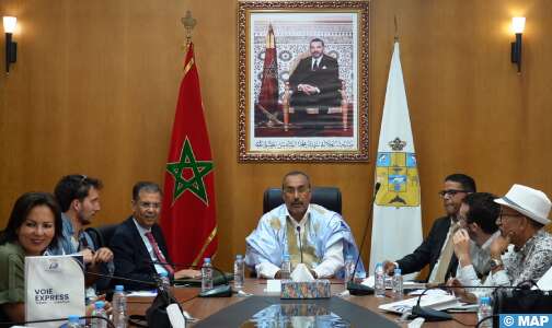 وفد من مراسلي المنابر الإعلامية الأجنبية المعتمدة بالمغرب يزور الداخلة