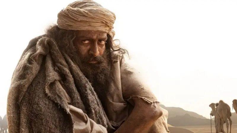 "أدوجيفيثام" فيلم يحكي قصة مهاجر هندي إلى السعودية، اختفى وأُجبر على العمل كالعبيد. 