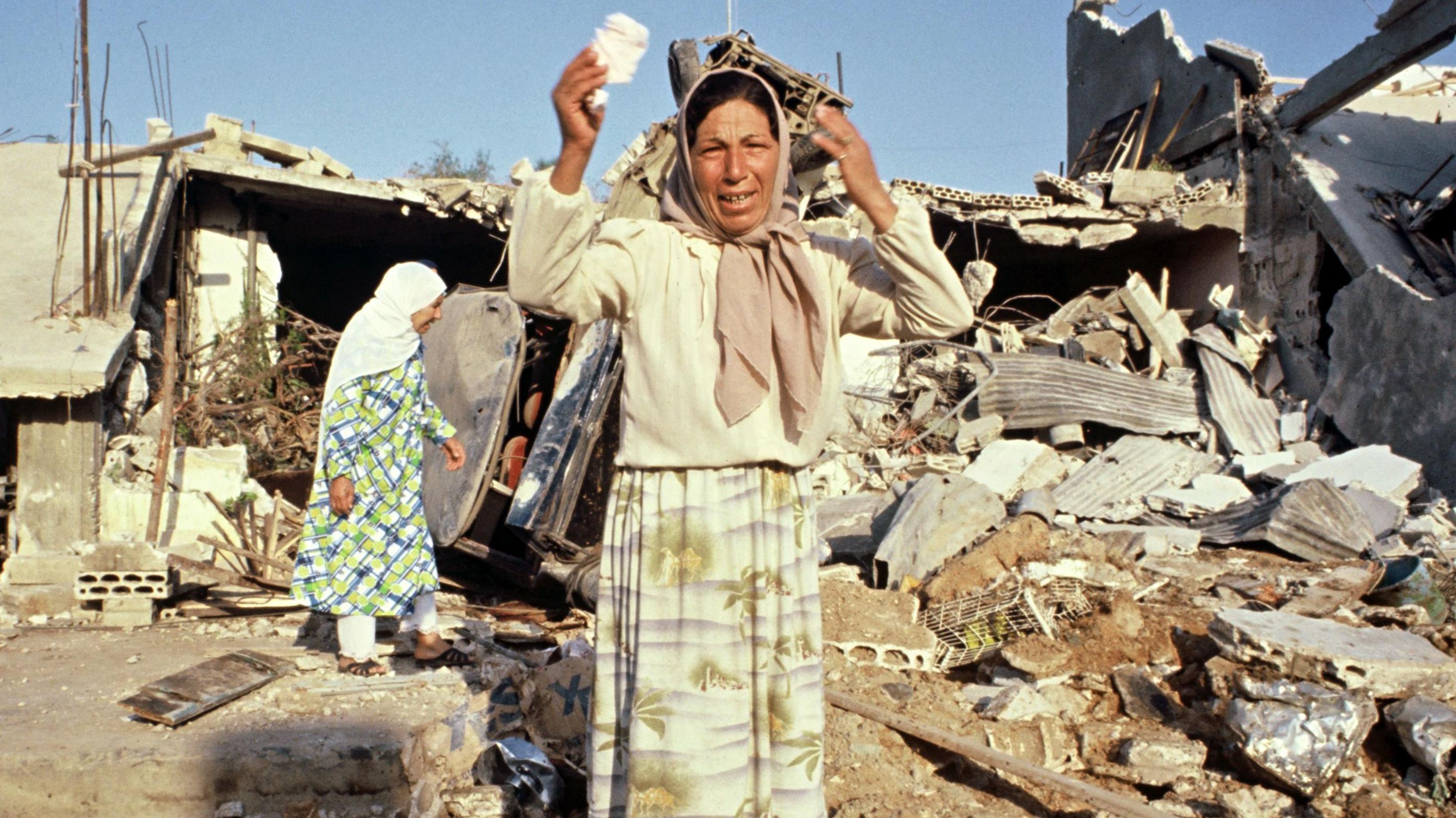 امرأة ناجية من مجزرة صبرا وشاتيلا تنتحب أمام المنازل المدمّرة
