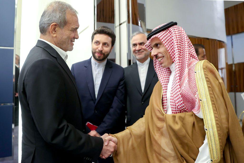 وزير الخارجية السعودية الأمير فيصل بن فرحان أثناء لقائه الرئيس الإيراني مسعود بزشكيان في قطر مطلع أكتوبر 2024