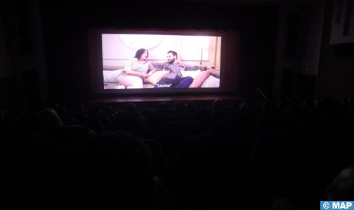 فيلم “سيري تسيطر”.. أو عندما يكشف الذكاء الاصطناعي عن الحقائق الخفية
