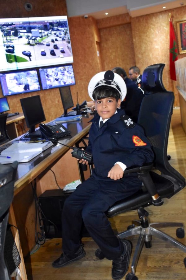 في مبادرة إنسانية.. ولاية أمن مراكش تستقبل الطفل أدم المعجب بالعمل الأمني + صور 3 04 1