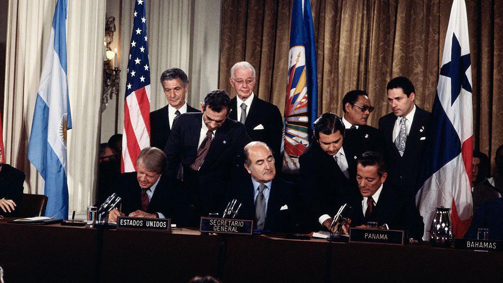 الرئيس الأمريكي جيمي كارتر ورئيس بنما عمر توريخوس يوقعان معاهدة بنما عام 1977.