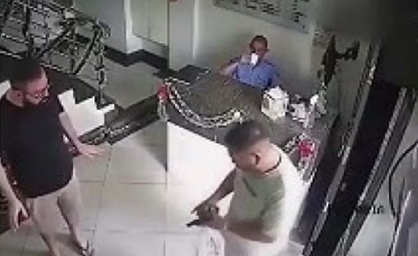 الله يعطينا برودة دمو.. سيكوريتي كيشرب قهوتو وكيتفرج في الشفارة كيسرقو الكليان ديال أوطيل خدام فيه (فيديو)
