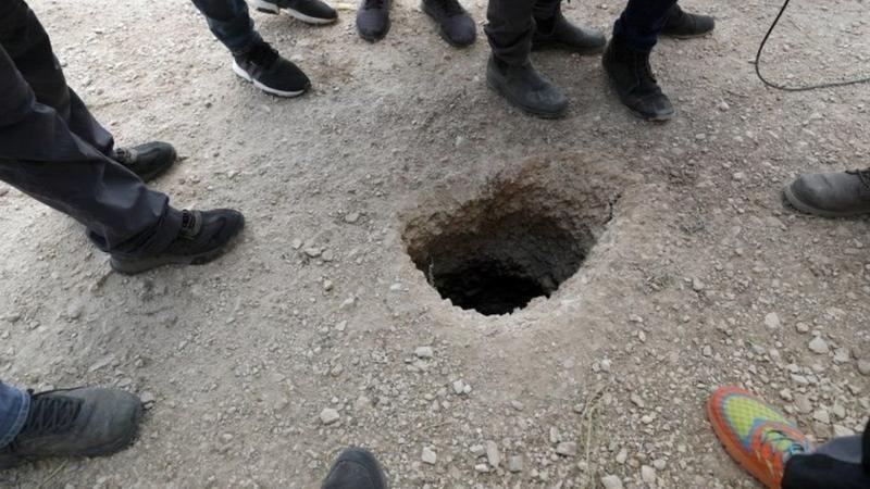 يؤدي النفق الذي حفره السجناء إلى طريق ترابي خارج أسوار السجن 