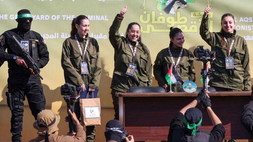 المجندات الإسرائيليات يبتسمن أثناء ظهورهن على المسرح في مدينة غزة. 