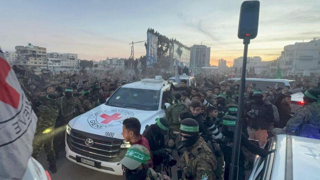 حشود في مدينة غزة للإفراج عن ثلاث رهائن إسرائيليين في 19 يناير/كانون الثاني 2025. 