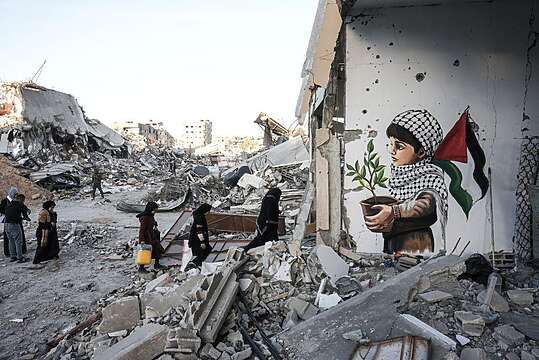 صورة رسمها فنان فلسطيني بعد عودته إلى منزله مع وقف إطلاق النار. رفح، غزة، في 20 يناير/كانون الثاني 2025