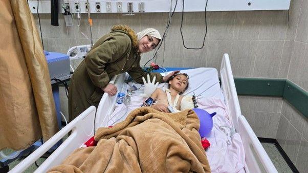 الطفلة مريم ووالدتها فاطمة صباح