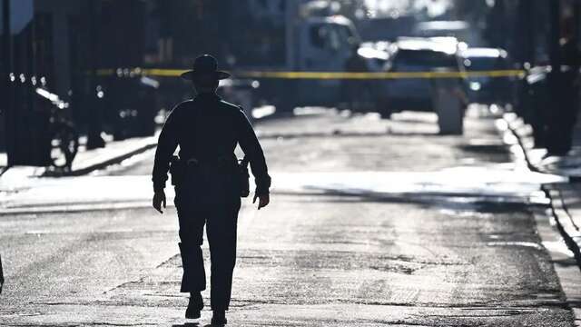 شرطي في مكان حادث