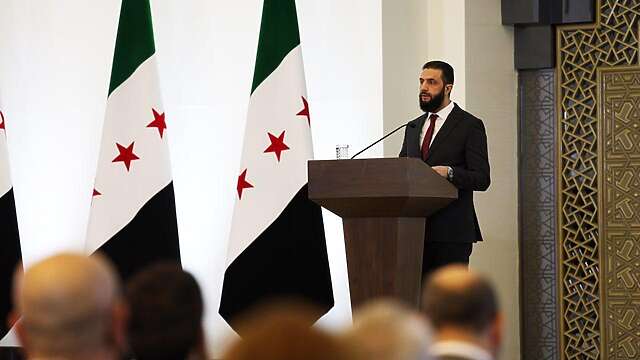 رئيس المرحلة الانتقالية في سوريا أحمد الشرع مفتتحاً مؤتمر الحوار الوطني.