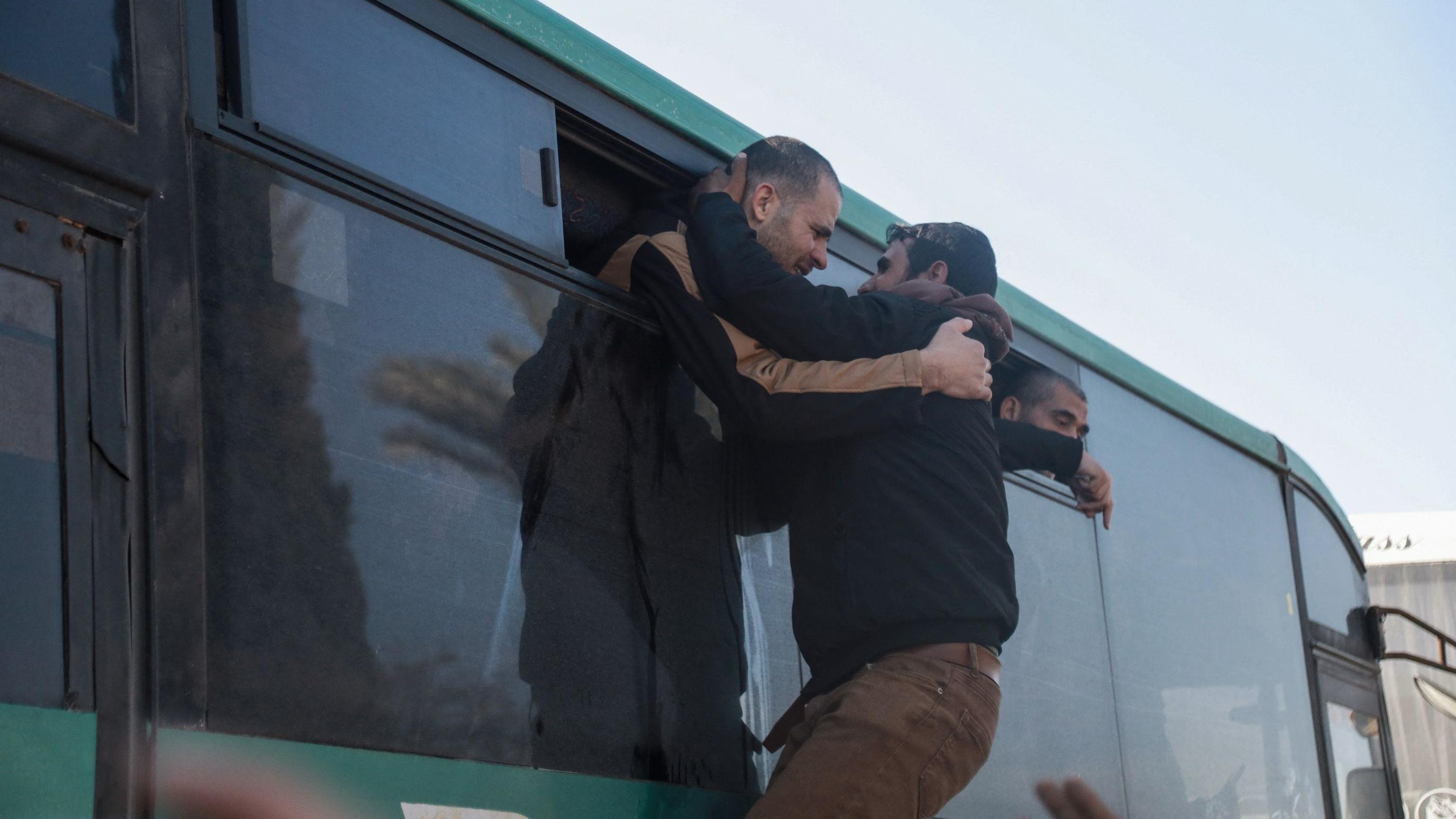 سجناء فلسطينيون يصلون إلى قطاع غزة عبر معبر كرم أبو سالم، سلمتهم اللجنة الدولية للصليب الأحمر إلى السلطات الفلسطينية في مستشفى غزة الأوروبي في خان يونس، قطاع غزة، في 15 فبراير/شباط 2025. 