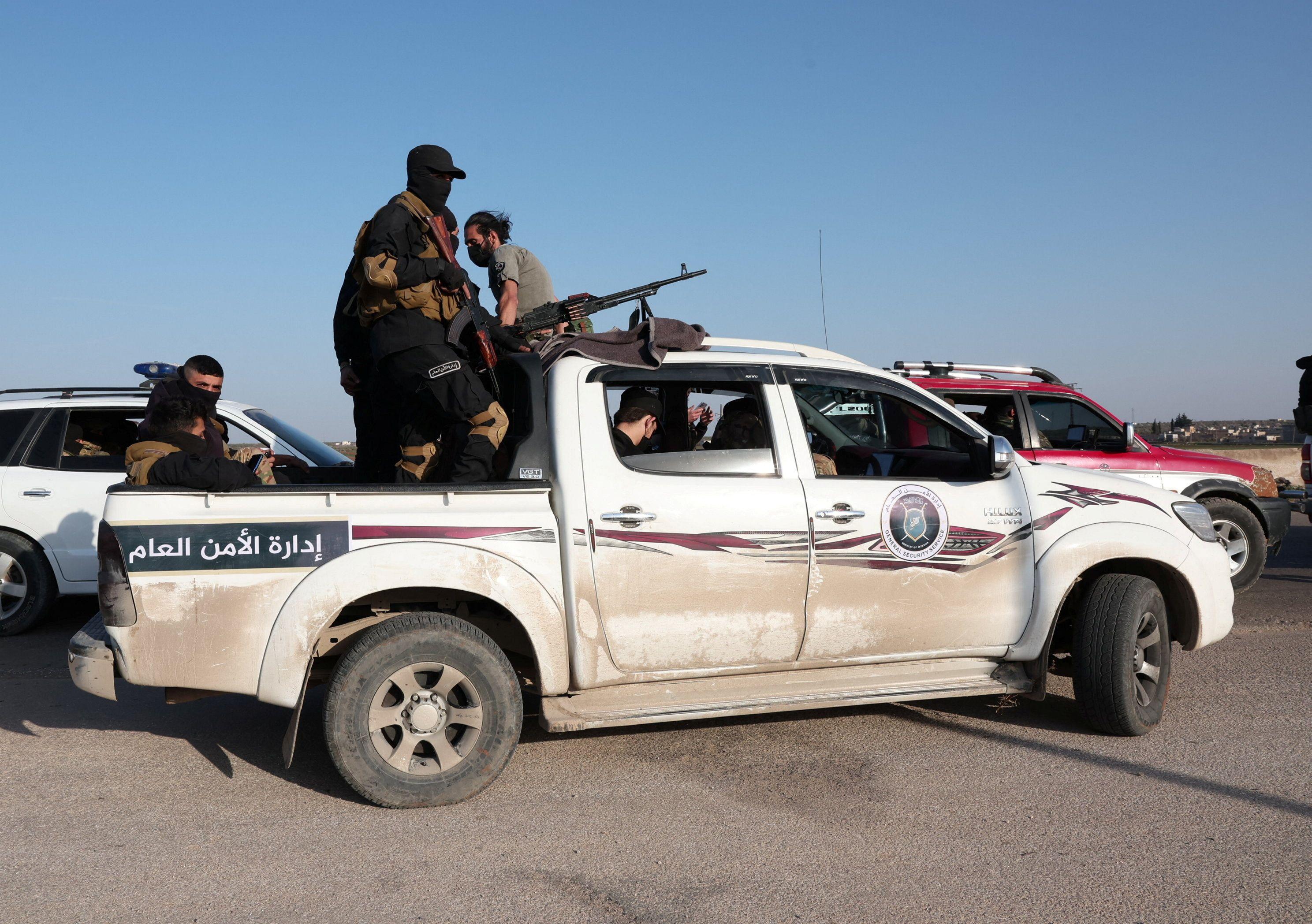 صورة تظهر مركبة تابعة لإدارة الأمن العام في سوريا أثناء توجهها إلى مدينة اللاذقية.