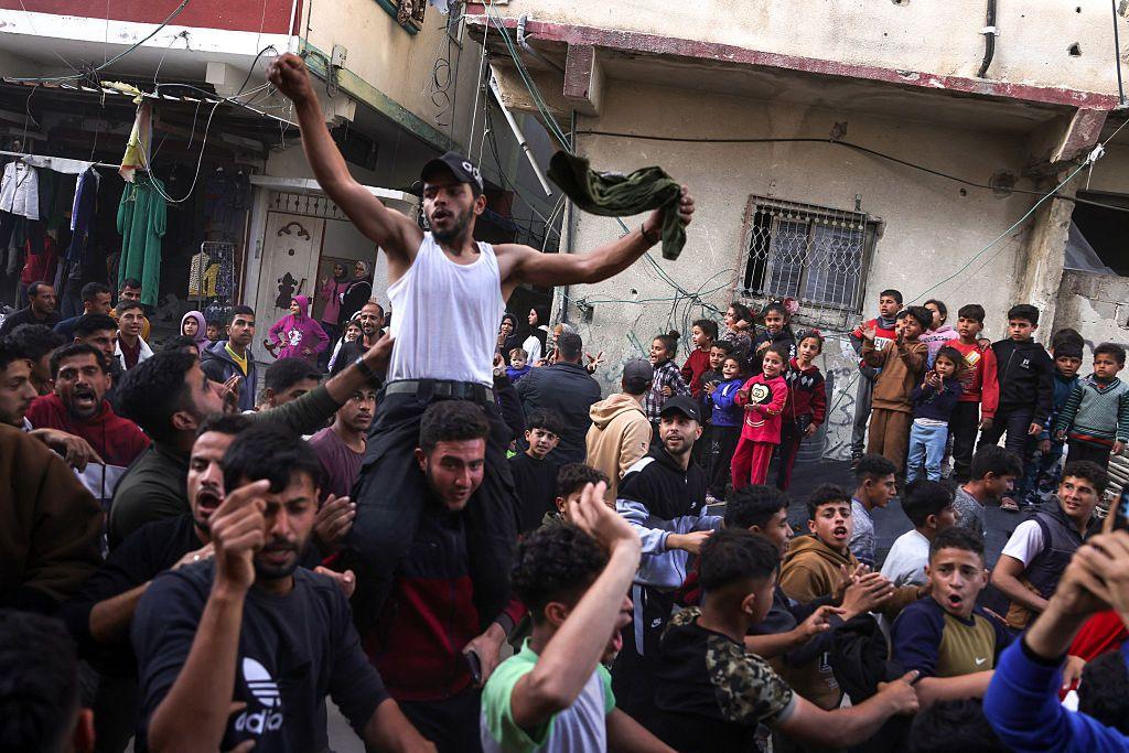 متظاهرون يهتفون ضد حركة حماس ويطالبون بوقف الحرب في غزة