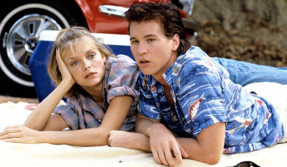 صورة لفال كيلمر رفقة الممثلة ميشيل فايفر في عام 1985.