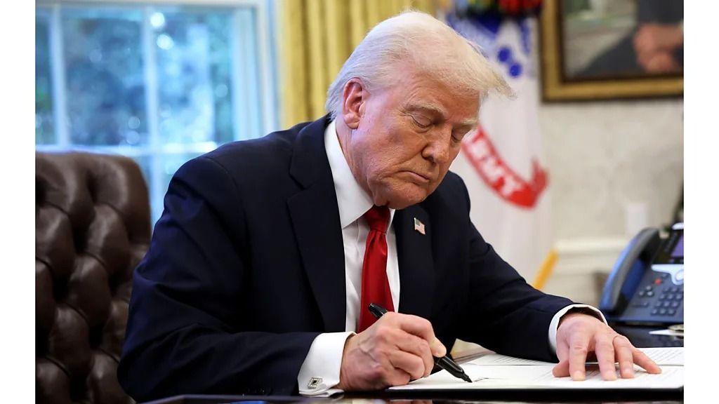 الرئيس الأمريكي دونالد ترامب يوقع على ورقة