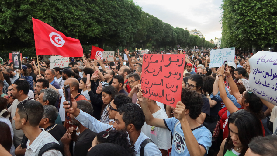 متظاهرون يحتشدون في العاصمة تونس ضد الرئيس قيس سعيد، الذي يتهمونه بمحاولة تزوير الانتخابات الرئاسية، التي أُجريت أكتوبر/تشرين الأول الماضي من خلال اعتقال وترهيب منافسيه، وفق المتظاهرين.