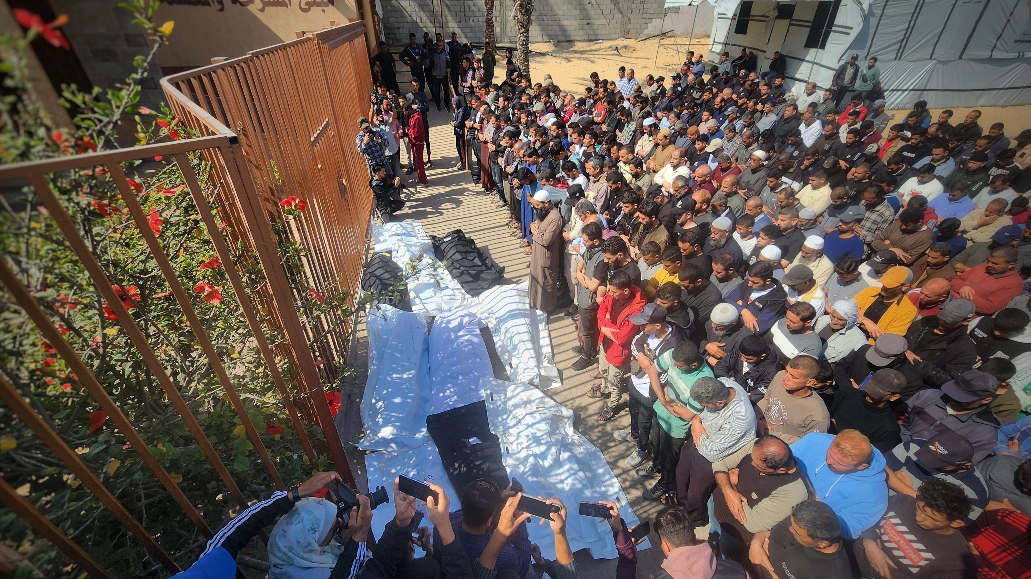 فلسطينيون يشاركون في تشييع جثامين قتلى في الحرب في غزة