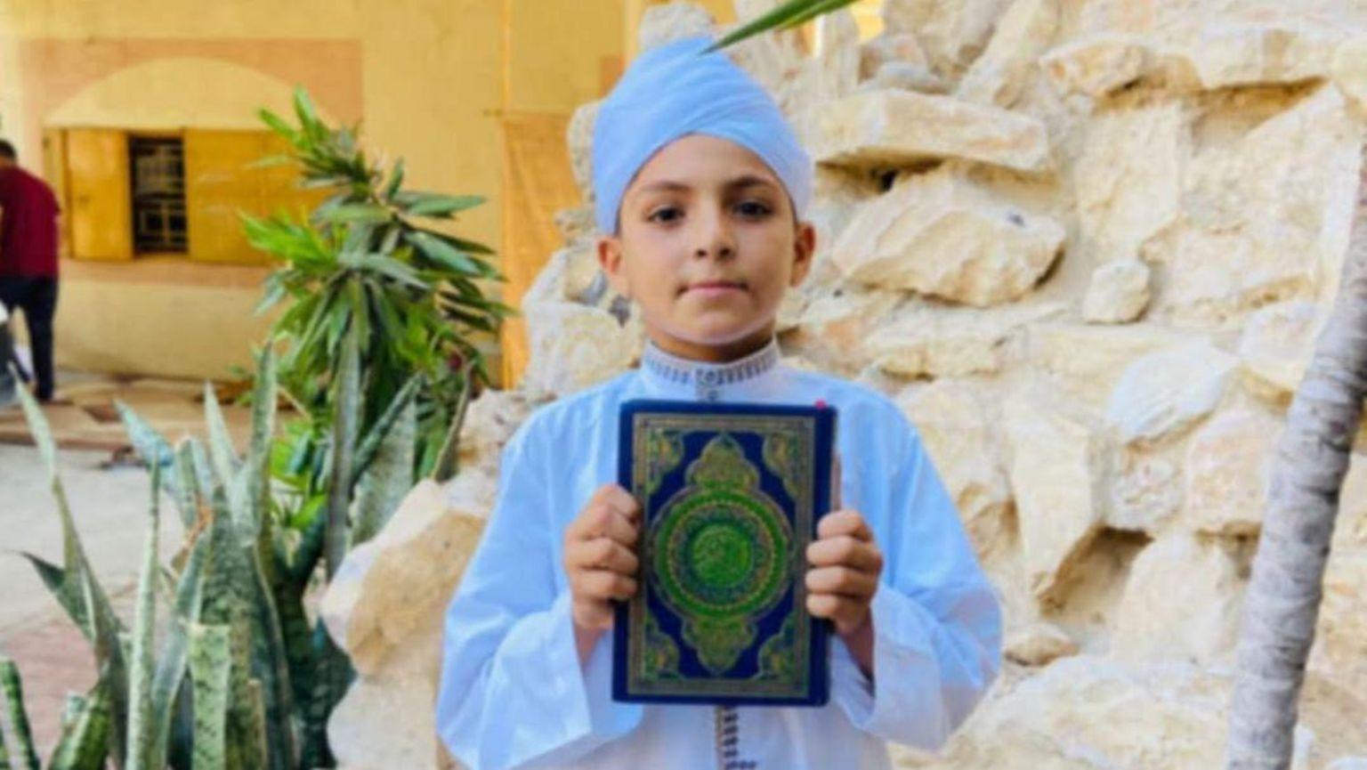 آدم، 11 عاماً، هو الطفل الوحيد الباقي على قيد الحياة للدكتور علاء النجار