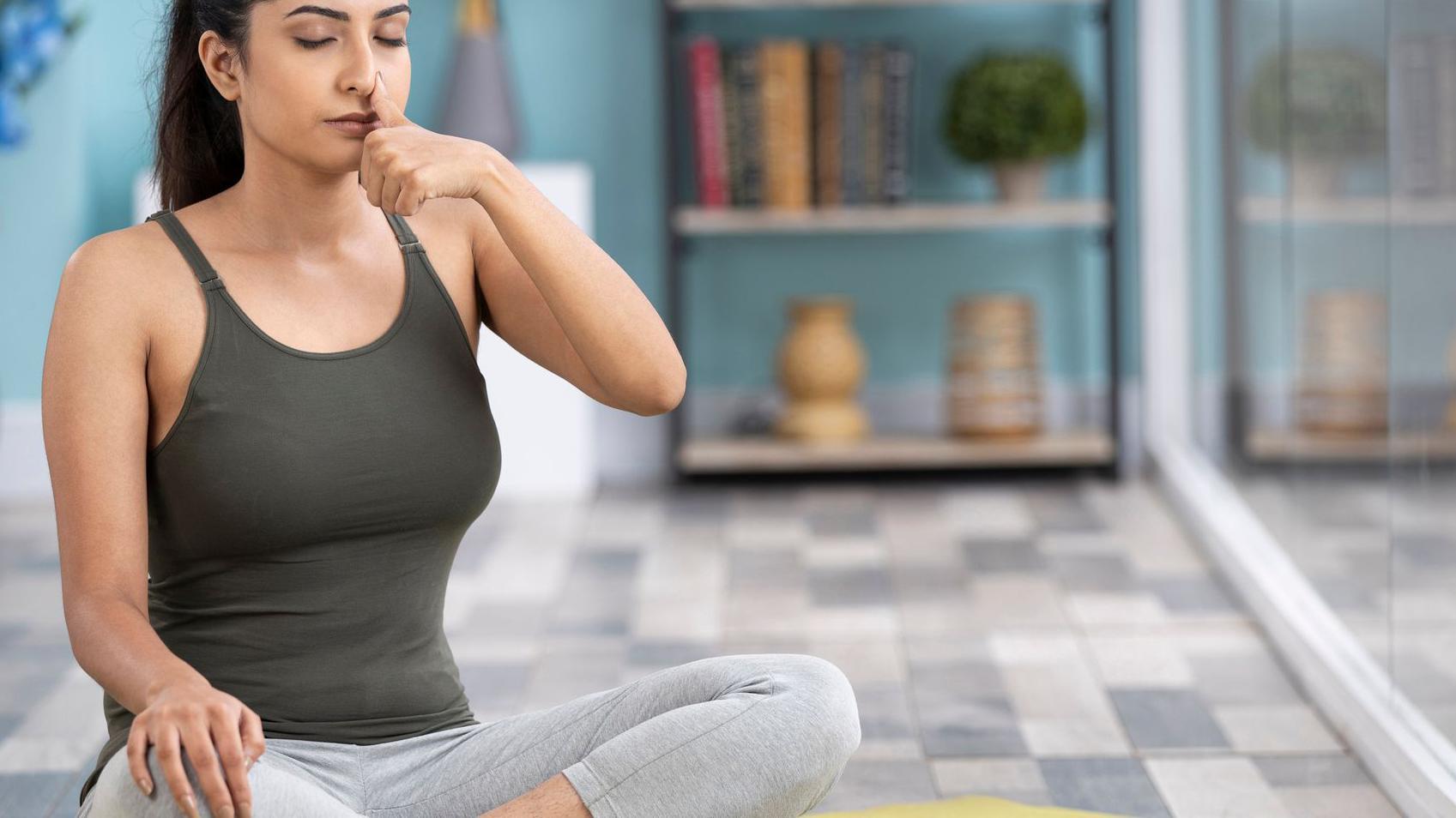 سيدة تمارس تمارين تنفس