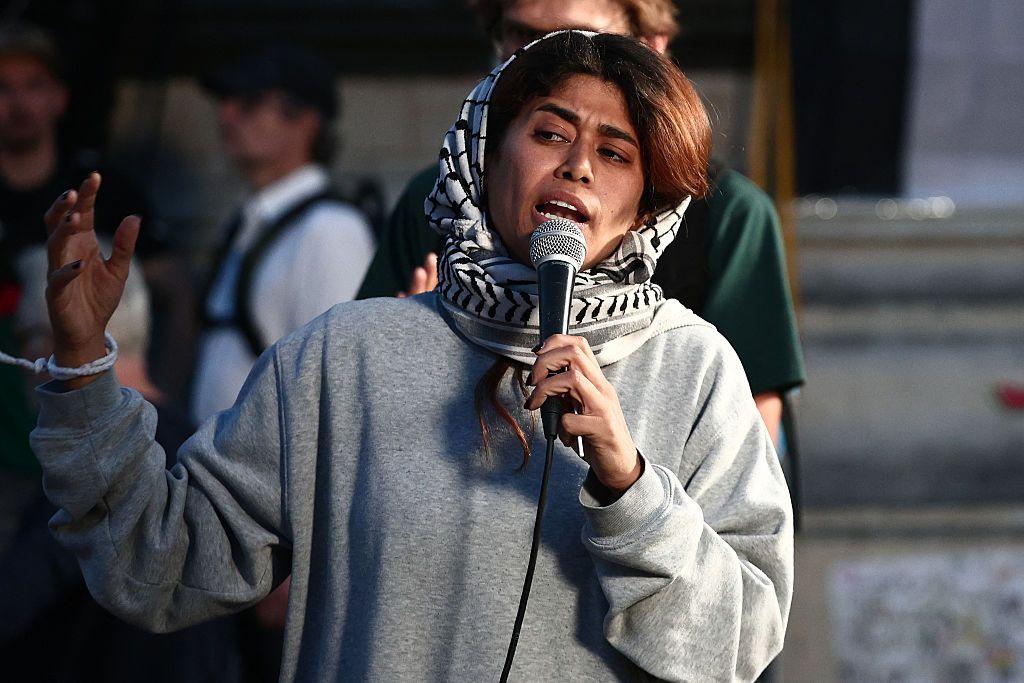 ريما حسن، المحامية الفرنسية الفلسطينية وعضو البرلمان الأوروبي تتحدث إلى المتظاهرين خلال تجمع تضامني معها في ساحة الجمهورية بباريس عقب ترحيل إسرائيل لها