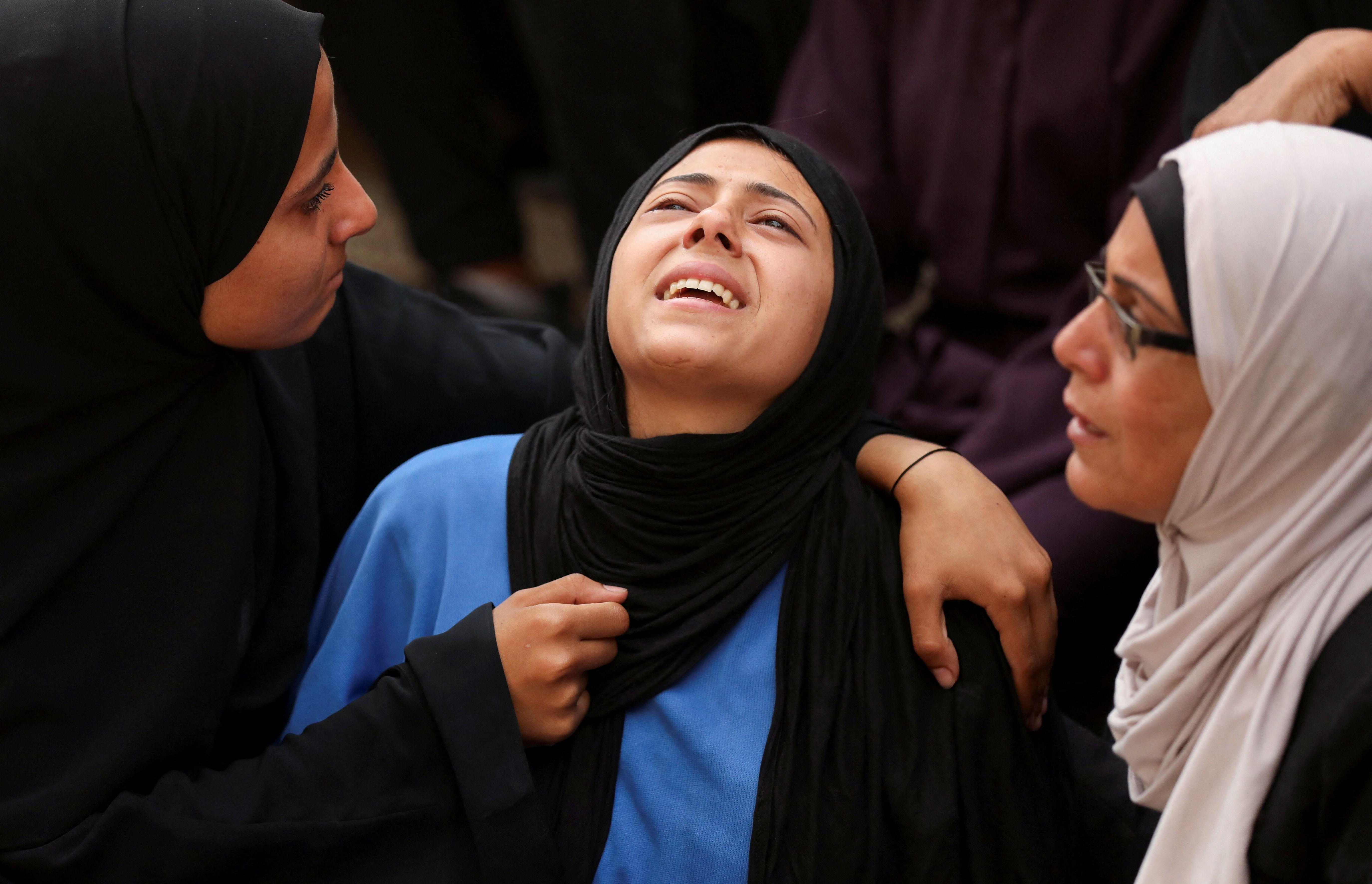 سيدة فلسطينية خلال جنازة أحد ذويها الذين قُتلوا يوم الأحد بنيران إسرائيلية أثناء الحصول على المساعدات في شمال غزة، في مستشفى الشفاء في مدينة غزة، 23 يونيو 2025